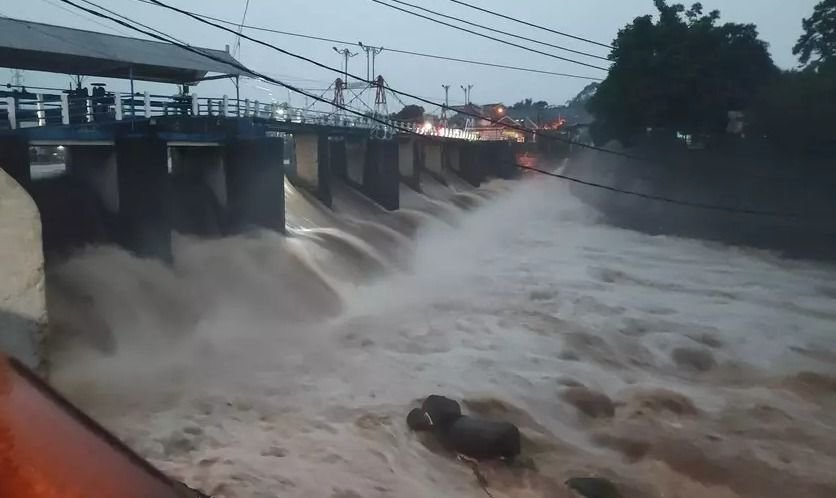 Warga Jakarta Diminta Waspada Banjir, Ketinggian Air di Bendung Katulampa Siaga 3