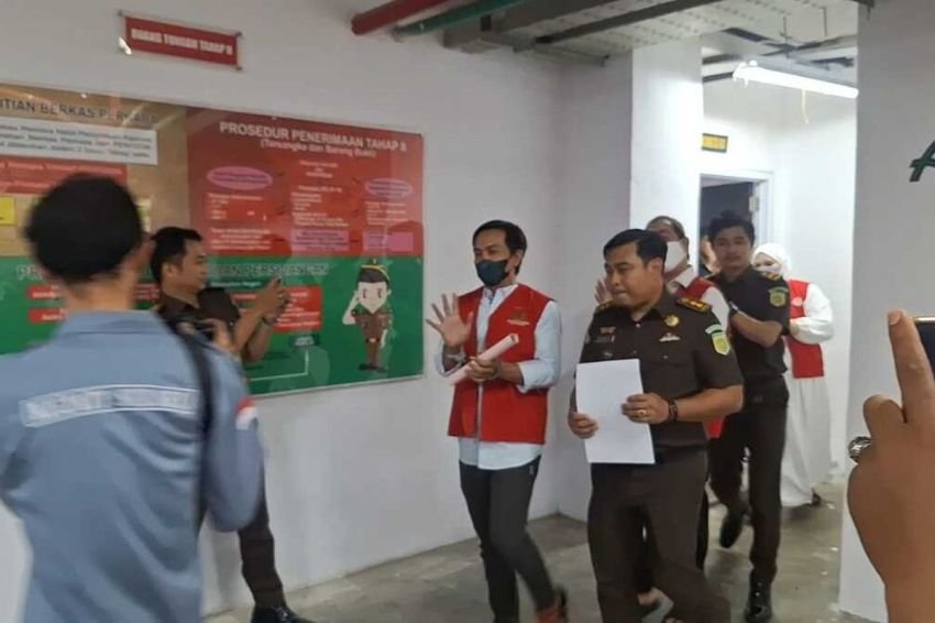 Tiga Tersangka Kasus Skincare Bermerkuri, Mira Hayati Cs, Diborgol dan kenakan Rompi Tahanan Kejari Makassar