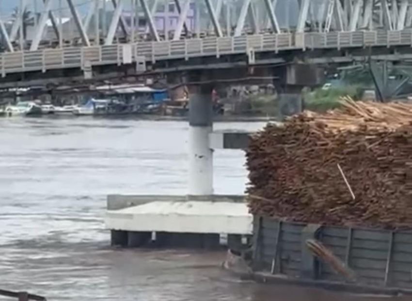 Kapal Kayu Tabrak Pilar Jembatan Mahakam, Warga Samarinda Panik