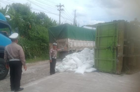 Truk Muatan Tepung Terguling di Jalan Soekarno Hatta Bandar Lampung, Dua Pengendara Motor Terluka