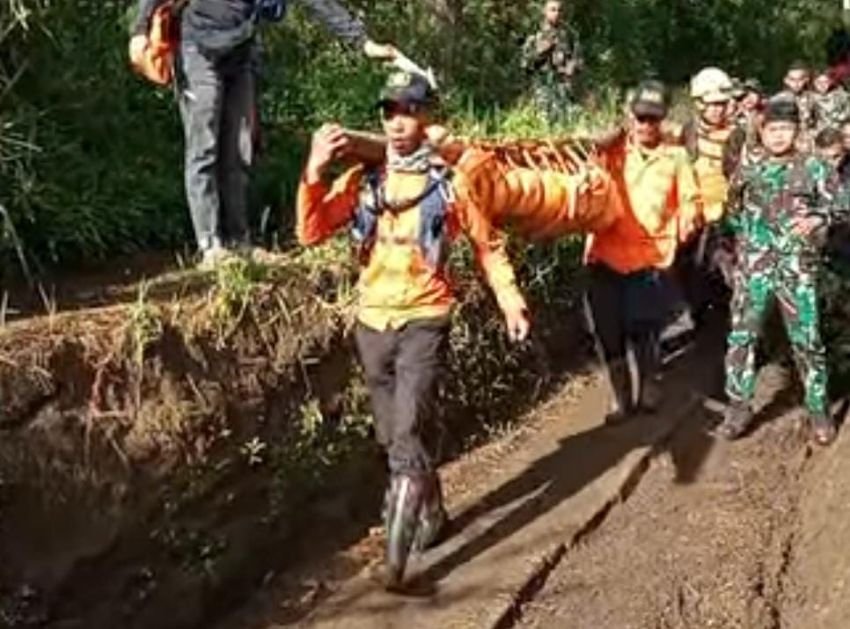 Evakuasi Tragis, Pendaki yang Terjatuh di Gunung Slamet Meninggal di Tengah Perjalanan Turun