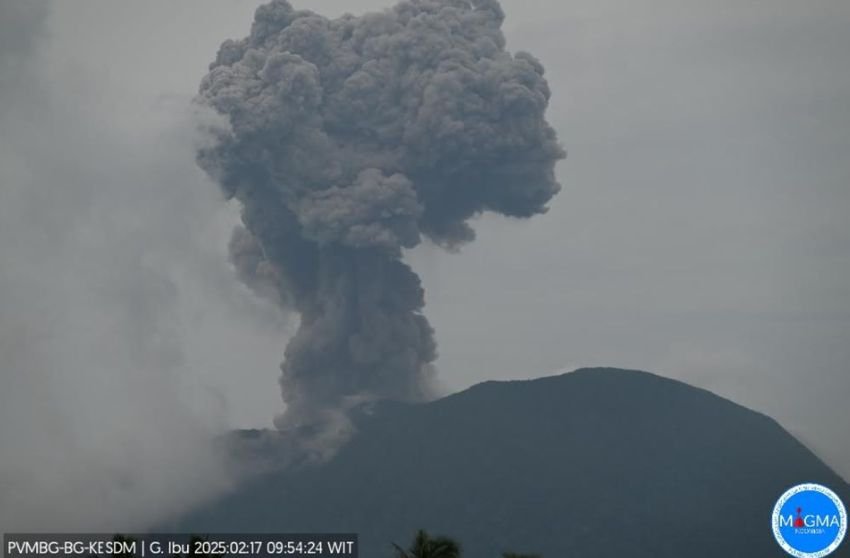 Gunung Ibu Kembali Erupsi, Kolom Abu Vulkanik Capai 800 Meter