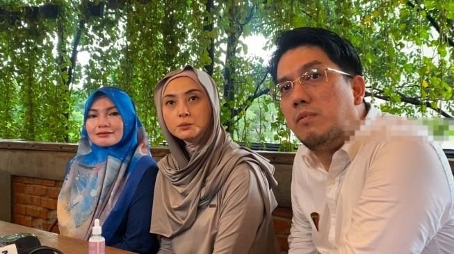 Della Puspita dan Suami Jadi Korban Penipuan Travel Umrah, Kerugian Ratusan Juta Rupiah