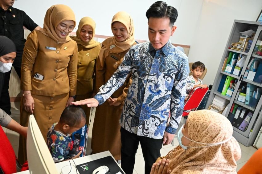Gibran Rakabuming Raka Tinjau Tiga Puskesmas di Jakarta untuk Pastikan Program Cek Kesehatan Gratis Berjalan Lancar