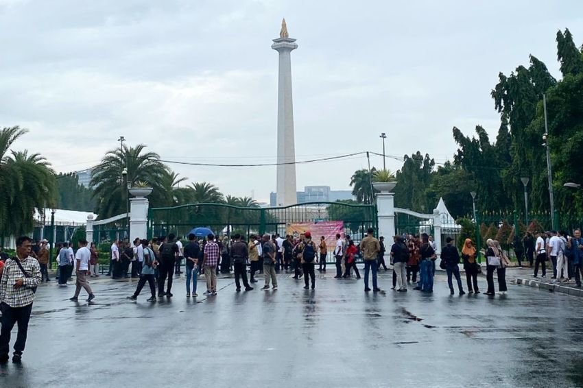 Geladi Bersih Pelantikan Kepala Daerah di Monas Diterpa Hujan, Pengawal Payungi Peserta