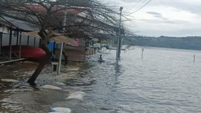 Pantai Bulbul Balige Terendam, Pengelola Wisata Kehilangan Harapan Akibat Kenaikan Permukaan Air Danau Toba