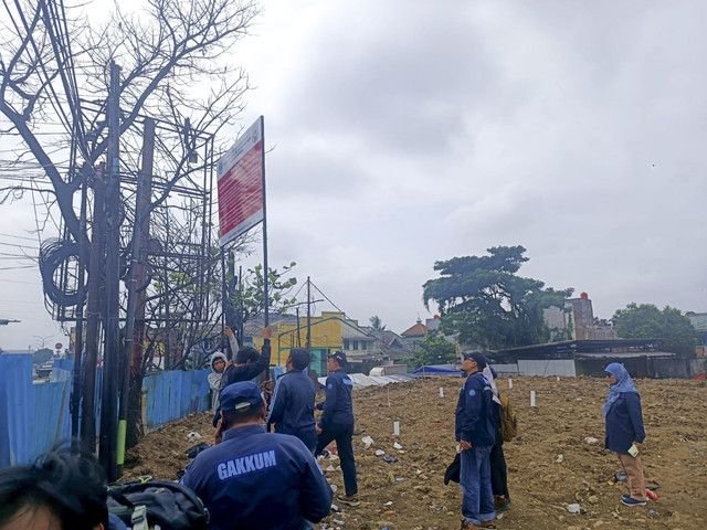 TPA Pasar Caringin Bandung Disegel LHK Setelah Sampah Menggunung dan Berpotensi Cemar Lingkungan