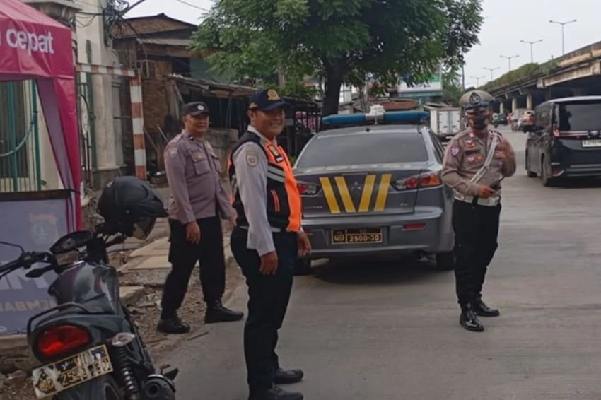 Satlantas Jakarta Barat Siagakan Personel untuk Cegah Pengendara Lawan Arah di Jalan Kamal Raya