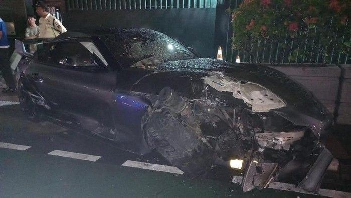 Sport Car Toyota Supra Tabrak Tiang Lampu di Bundaran HI, Pengendara Diduga Kehilangan Kendali