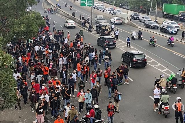 Kepadatan Lalu Lintas Menjelang Laga Persija vs Persib di Stadion Patriot Chandrabhaga Bekasi