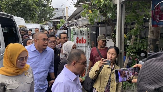 Wakil Ketua DPR Sufmi Dasco Ahmad Tinjau Pangkalan Gas LPG 3 Kg di Jakarta Barat