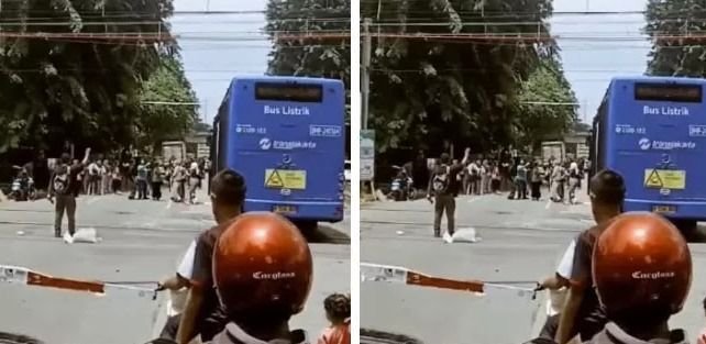 Bus Listrik Transjakarta Tertahan di Rel Kereta Green Garden, Penumpang Panik Melompat Keluar