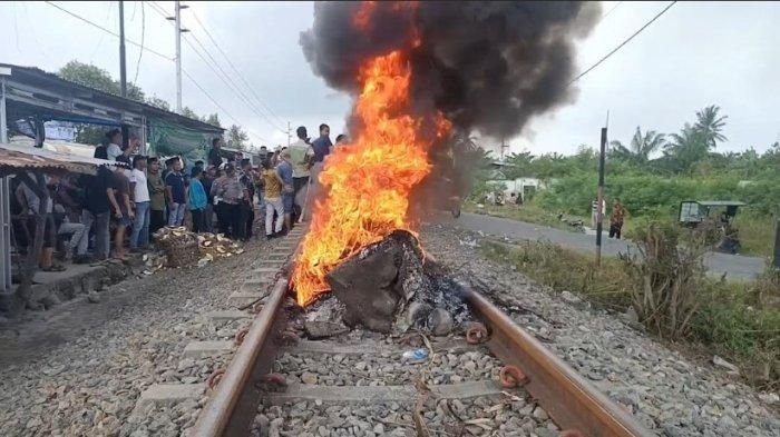 Puluhan Warga Desa Lalang Hadang Kereta Api Sebagai Bentuk Protes ke PT KAI