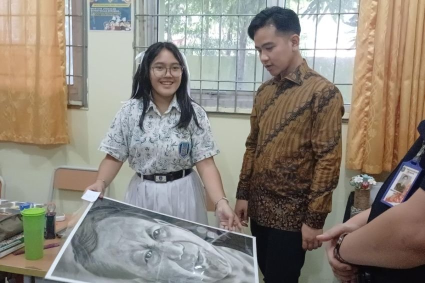 Gibran Terima Lukisan Wajah Prabowo dari Siswi SMAN 13 Jakarta Utara Saat Tinjau Program Makan Bergizi Gratis