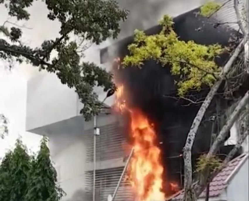 Gedung Dinas Pendidikan Sumut Terbakar Tiba-Tiba, Api Meluas di Sisi Kiri Bangunan