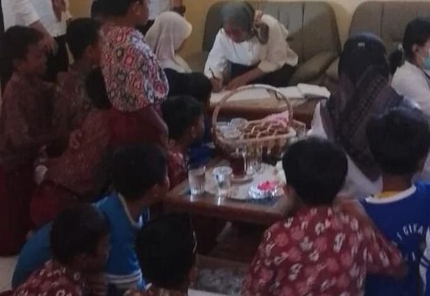39 Pelajar SD Negeri 1 Cikareo Keracunan Jajanan Gratis yang Dibagikan Pengendara Minibus!