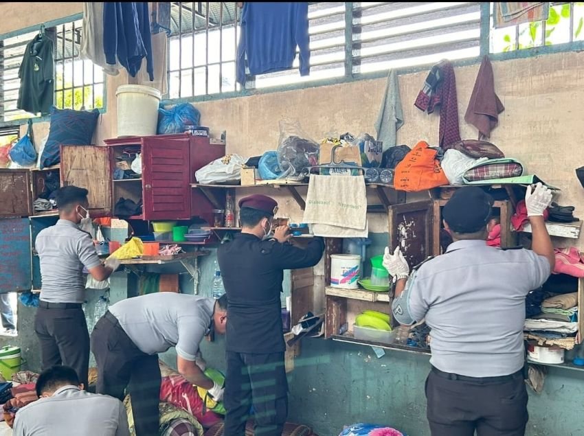 Tingkatkan Keamanan dan Ketertiban di Lapas Labuhan Ruku, Jajaran KPLP Beserta Kamtib Bersama-sama Lakukan Razia diBblok Hunian.