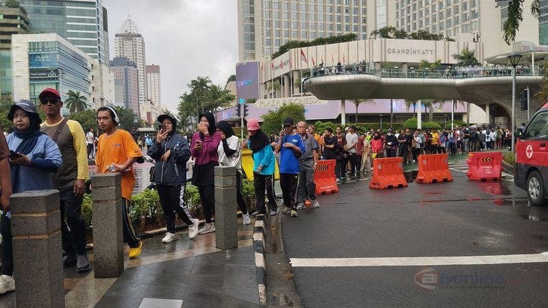 Ditsamapta Polda Metro Jaya Bagikan Makanan Gratis di Car Free Day Bundaran HI