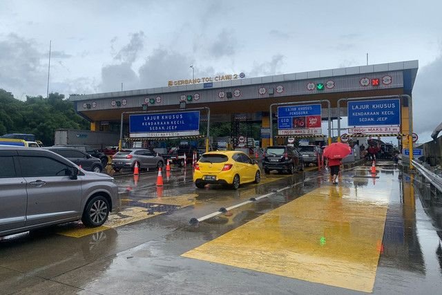 Kepadatan Lalu Lintas di GT Ciawi II Terurai, Gerbang Tol yang Rusak Akibat Tabrakan Truk Mulai Diperbaiki