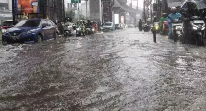 Banjir Melanda Jakarta Barat, 16 RT dan 4 Ruas Jalan Tergenang Akibat Hujan Deras