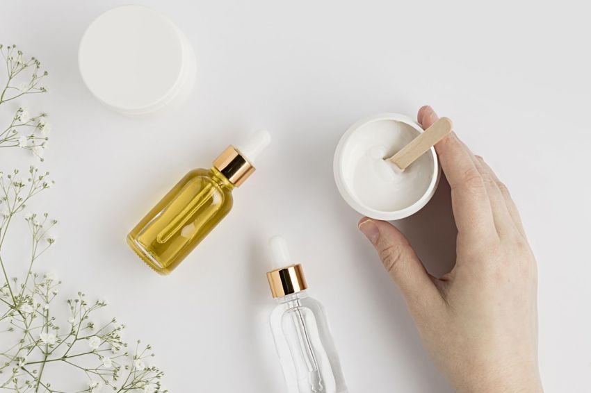 Urutan Skincare Pagi dan Malam untuk Kulit Berjerawat, Menurut Dermatologis