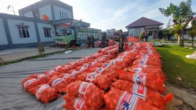 Lantamal XII Pontianak Gagalkan Penyelundupan 47 Ton Bawang Bombai Ilegal dan Mobil Mewah