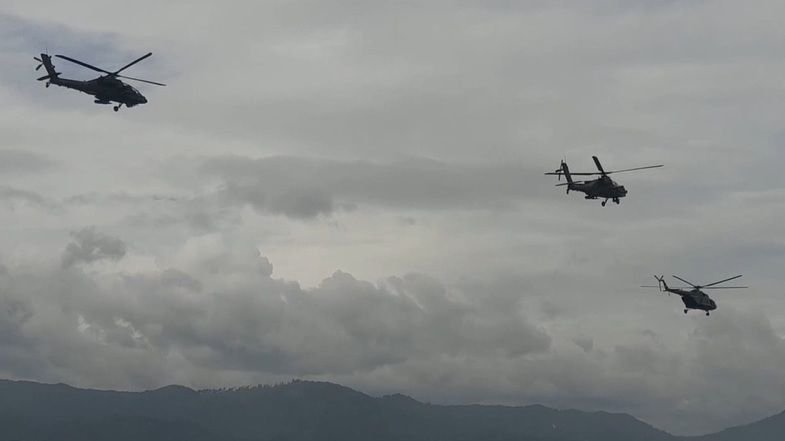 TNI AD Gelar Latihan Menembak dengan Helikopter Apache di Pegunungan Bandung Barat