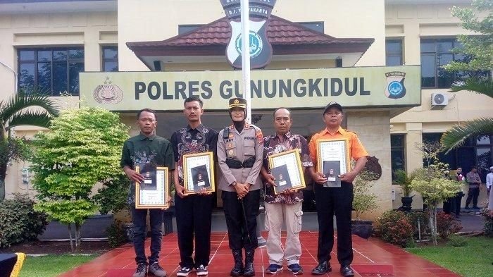 Nelayan Pantai Drini Selamatkan 9 Nyawa Anak SMP Terseret Arus, Dapat Penghargaan dari Polres Gunungkidul