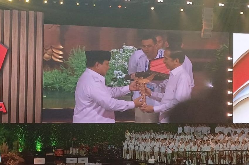 Prabowo Hadiahkan Keris kepada Jokowi dalam Acara HUT Ke-17 Gerindra