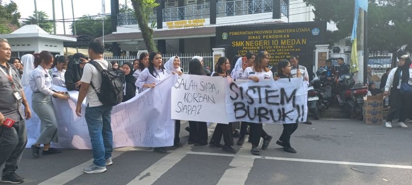 Gagal SNBP, Siswa dan Orangtua SMKN 10 Medan Gelar Aksi Demo