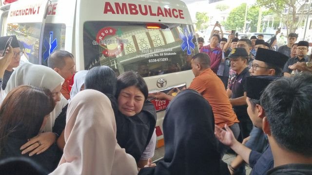 Jenazah Bendahara Umum DPP Partai Demokrat, Renville Antonio, Tiba di Rumah Duka di Surabaya