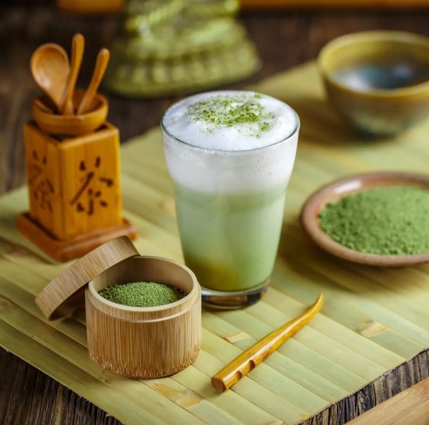 Suka Minum Matcha? Ini 4 Manfaat Teh Hijau untuk Kulit dan Rambut yang Harus Kamu Coba!"