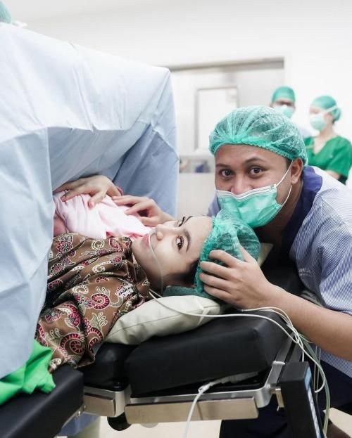 Rizky Febian Temani Mahalini Melahirkan Anak Pertama, Momen Haru Penuh Kebahagiaan