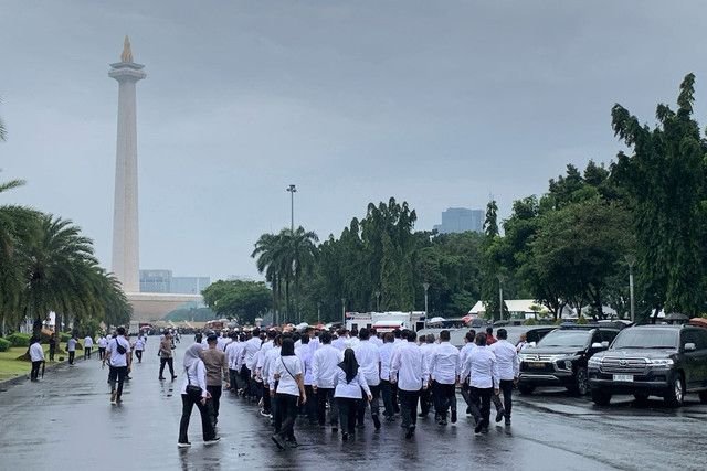 H-1 Pelantikan, Kepala Daerah Terpilih Tetap Semangat Gladi Bersih di Monas Meski Hujan