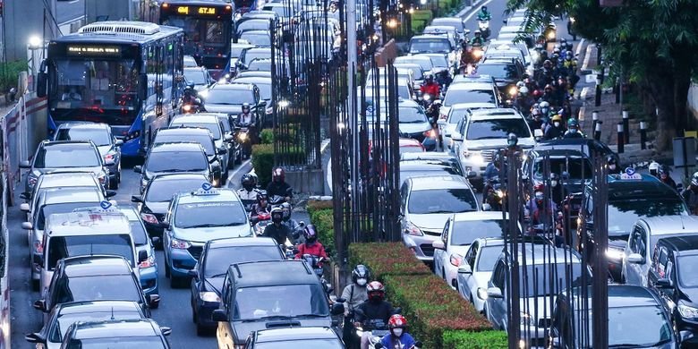 Kepadatan Lalu Lintas di Beberapa Ruas Tol Menuju Jakarta, Petugas Terapkan Contraflow