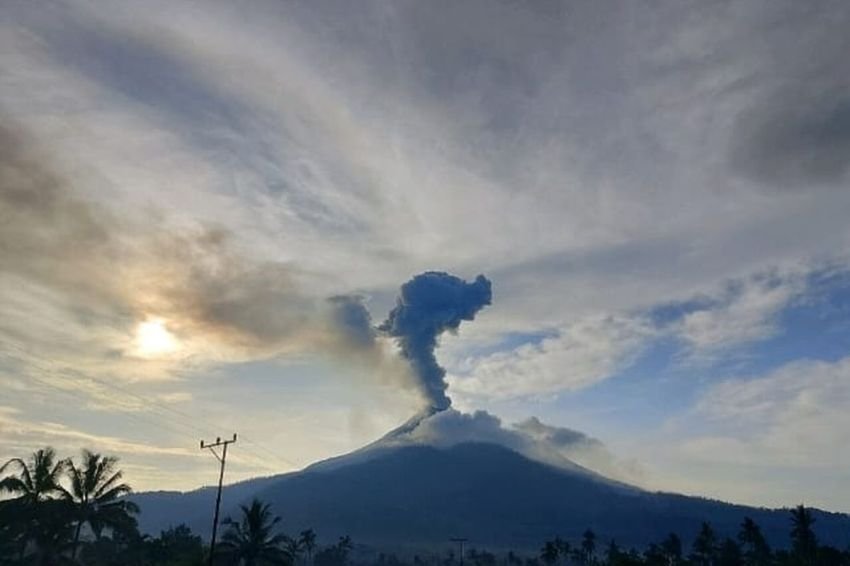 Gunung Lewotobi Laki-Laki Meletus Dua Kali, Kolom Abu Capai 1.500 Meter