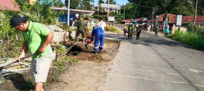 PT Nusantara Hidrotama Bersama Warga Onan Hasang Gelar Gotong Royong Bersihkan Lingkungan