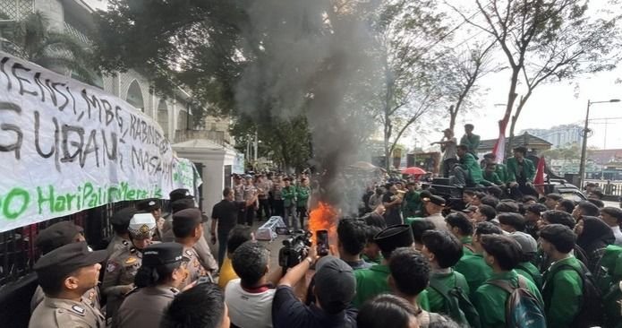 Ratusan Mahasiswa Demo di Depan DPRD Sumut, Soroti Efisiensi Anggaran yang Dinilai Merugikan