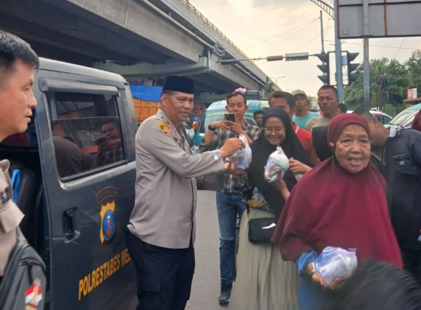 Kapolsek dan Kanit Reskrim serta Panit I Reskrim Polsek Patumbak bagikan makanan Takjil buka Puasa di Bulan Suci Ramadhan