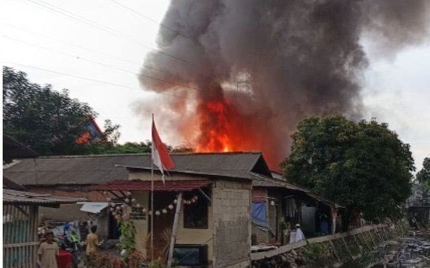 Kebakaran Hebat di Duren Sawit, 25 Rumah Semipermanen Terbakar, 28 KK Terpaksa Mengungsi