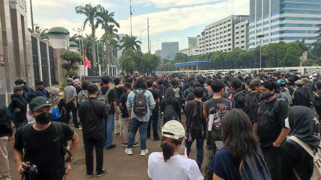 Aksi Massa Tolak UU TNI di Depan Gedung DPR/MPR RI, Terjadi Kericuhan Sementara