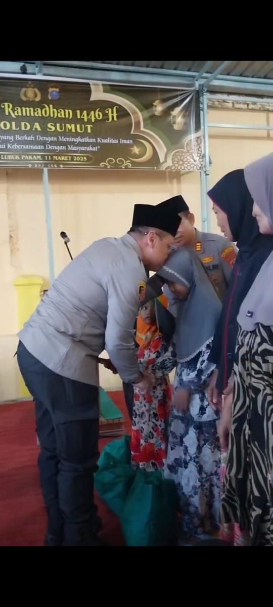 Kapolres Binjai Bagikan Takjil Untuk Pengguna Jalan di Bulan Ramadhan