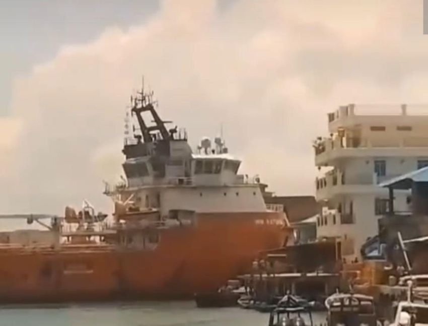 Insiden Tak Terduga: Tanker WM Natuna Menabrak Pos Polisi dan Rumah Kost di Batam