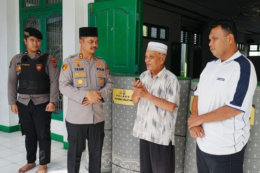 Kapolres Tapsel Serahkan Empat Gulung Ambal Sajadah Dalam Program Sedekah Keliling