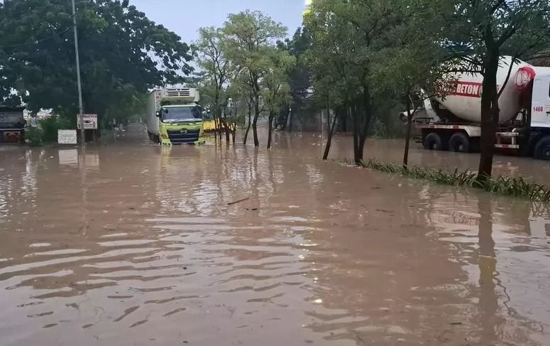 Banjir Terjang Jalan Cipendawa Baru Bekasi, Akses Menuju Jatiasih Putus