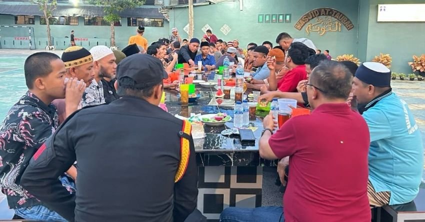 Penuh Kehangatan Kebersamaan, Kalapas Labuhan Ruku Berbuka Puasa Bersama dengan Warga Binaan