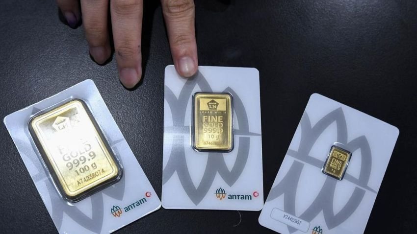 Harga Emas Antam Turun Rp 3.000 per Gram, Harga Perak Naik Rp 300