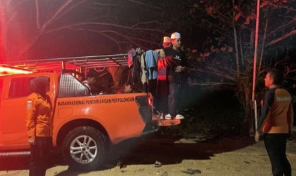 Banjir Kampar Rendam Pondok Pesantren, 60 Santri Dievakuasi Tim SAR Malam Ini