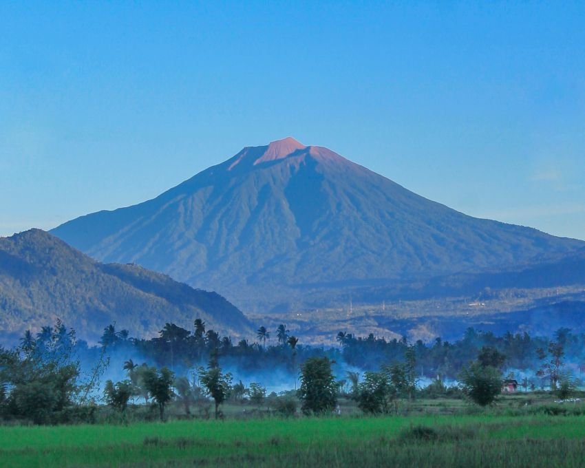 Badan Geologi Larang Pendakian ke Gunung Kerinci, Aktivitas Gempa Vulkanik Meningkat