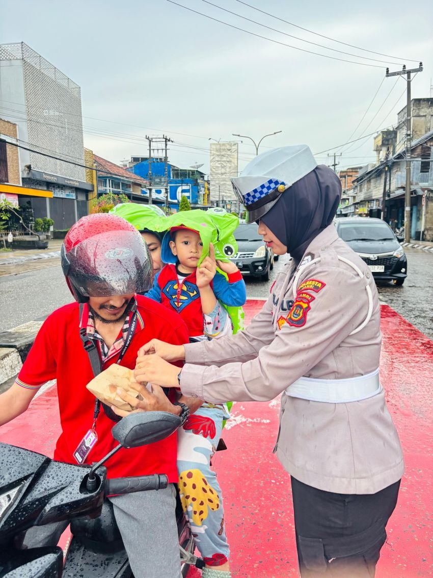 Berbagi Berkah Jelang Waktu Buka Puasa, Polwan Satlantas dan Binmas Polresta Jambi Bagikan Takjil Kepada Pengguna Jalan